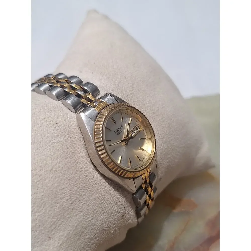 Vintage Pulsar V783-0020 Quartz Two Tone Silver Dial Day Date Watch Japan